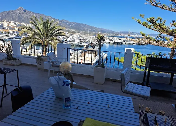 Front Suite With Large Jacuzzi, Double Bed And Sofabed, Overlooking Largest Yachts Marbella
